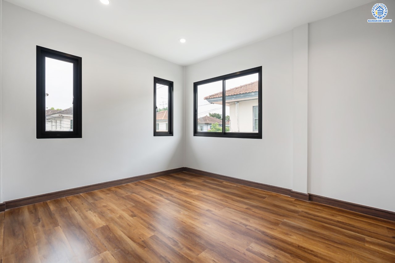 บ้านมือสองตกแต่งใหม่ ม.ชัยพฤกษ์ บางบัวทอง บ้านเดี่ยวหลังมุม แบรนด์ LH เนื้อที่ 72.5 ตร.ว. ฟังก์ชัน 3 ห้องนอน 3 ห้องน้ำ 1 ห้องอเนกประสงค์ จอดรถได้ 1 คัน พร้อม Facilities ครบครัน บนทำเลเดินทางสะดวก ติดถนนบางกรวย-ไทรน้อย ใกล้เซ็นทรัลเวสต์เกต และรถไฟฟ้าสายสีม่วง "สถานีบางพลู"